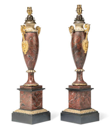 A PAIR OF CHARLES X GILT-METAL-MOUNTED T&#212;LE-PEINTE LAMPS - photo 3