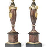 A PAIR OF CHARLES X GILT-METAL-MOUNTED T&#212;LE-PEINTE LAMPS - Foto 3