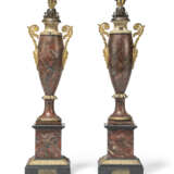 A PAIR OF CHARLES X GILT-METAL-MOUNTED T&#212;LE-PEINTE LAMPS - Foto 4