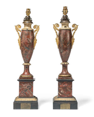 A PAIR OF CHARLES X GILT-METAL-MOUNTED T&#212;LE-PEINTE LAMPS - Foto 4