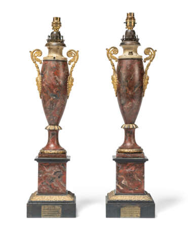 A PAIR OF CHARLES X GILT-METAL-MOUNTED T&#212;LE-PEINTE LAMPS - фото 4