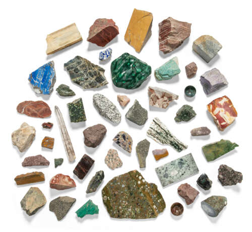 A DECORATIVE GROUP OF VARIOUS MARBLE AND HARDSTONE FRAGMENTS - Foto 1