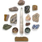 A DECORATIVE GROUP OF VARIOUS MARBLE AND HARDSTONE FRAGMENTS - фото 2