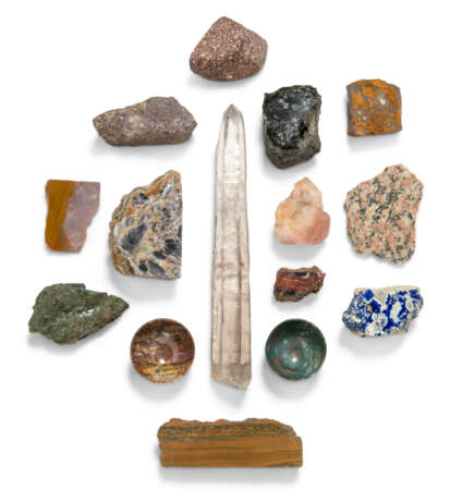 A DECORATIVE GROUP OF VARIOUS MARBLE AND HARDSTONE FRAGMENTS - фото 2