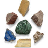 A DECORATIVE GROUP OF VARIOUS MARBLE AND HARDSTONE FRAGMENTS - Foto 3