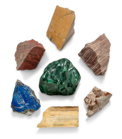 A DECORATIVE GROUP OF VARIOUS MARBLE AND HARDSTONE FRAGMENTS - Foto 3