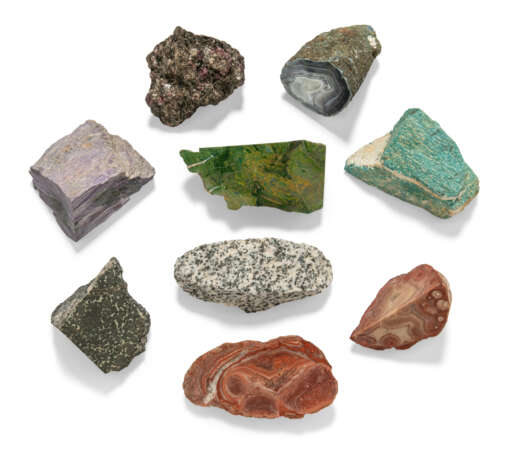 A DECORATIVE GROUP OF VARIOUS MARBLE AND HARDSTONE FRAGMENTS - Foto 4