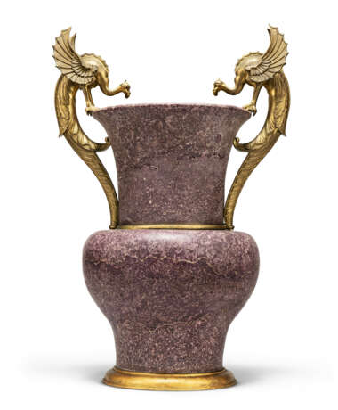 AN ENGLISH GILT-BRONZE-MOUNTED SIMULATED-PORPHYRY SCAGLIOLA VASE - фото 1
