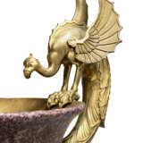 AN ENGLISH GILT-BRONZE-MOUNTED SIMULATED-PORPHYRY SCAGLIOLA VASE - Foto 2