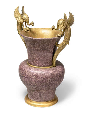AN ENGLISH GILT-BRONZE-MOUNTED SIMULATED-PORPHYRY SCAGLIOLA VASE - Foto 3