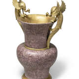 AN ENGLISH GILT-BRONZE-MOUNTED SIMULATED-PORPHYRY SCAGLIOLA VASE - Foto 3