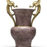 AN ENGLISH GILT-BRONZE-MOUNTED SIMULATED-PORPHYRY SCAGLIOLA VASE - Foto 4