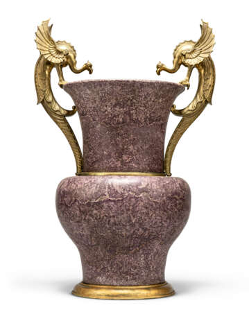 AN ENGLISH GILT-BRONZE-MOUNTED SIMULATED-PORPHYRY SCAGLIOLA VASE - photo 4
