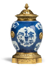 A FRENCH ORMOLU-MOUNTED CHINESE EXPORT BLUE AND WHITE PORCELAIN VASE