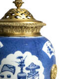 A FRENCH ORMOLU-MOUNTED CHINESE EXPORT BLUE AND WHITE PORCELAIN VASE - фото 2