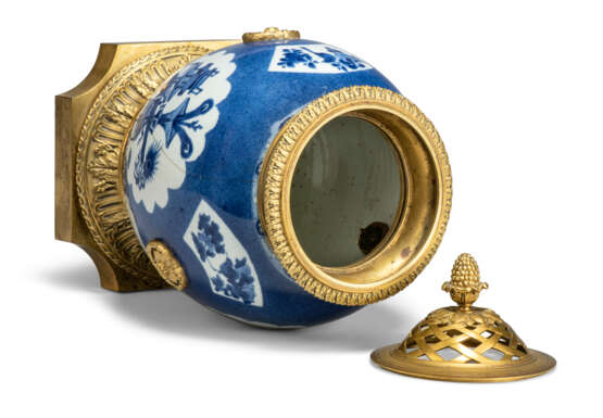 A FRENCH ORMOLU-MOUNTED CHINESE EXPORT BLUE AND WHITE PORCELAIN VASE - Foto 4