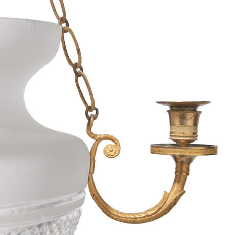A SWEDISH GILT-BRONZE-MOUNTED CUT AND FROSTED-GLASS HANGING LAMP - фото 3