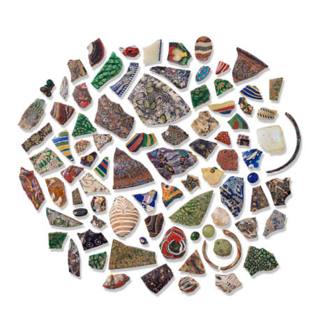 A COLLECTION OF GREEK AND ROMAN GLASS FRAGMENTS - photo 3