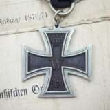 Preussen: Eisernes Kreuz, 1870, 2. Klasse mit Urkunde für einen Füsilier im 8. Westfälischen Infanterie Regiment 57. - фото 2