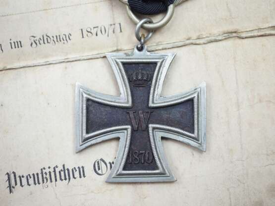 Preussen: Eisernes Kreuz, 1870, 2. Klasse mit Urkunde für einen Füsilier im 8. Westfälischen Infanterie Regiment 57. - фото 2