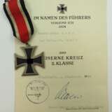 Eisernes Kreuz, 1939, 2. Klasse mit Urkunde für einen Funker der 1./ Nachr. Abt. (mot.) 3. - Foto 1