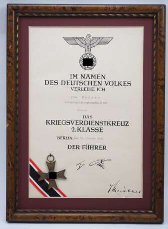 Kriegsverdienstkreuz, 2. Klasse mit Urkunde für den Ortsgruppenpropagandaleiter in Elsenz. - Foto 1