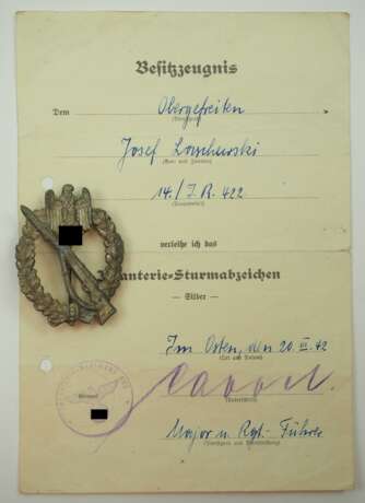 Infanterie-Sturmabzeichen, mit Urkunde für einen Obergefreiten der 14./ Infanterie-Regiment 422. - Foto 1