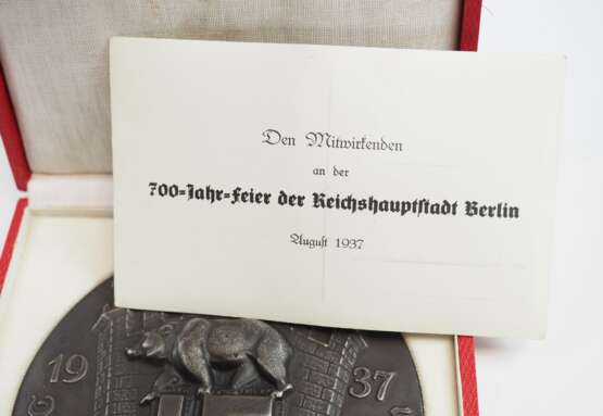 Plakette für Mitwirkende bei den Feierlichkeiten der 700-Jahr-Feier der Reichshauptstadt Berlin, im Etui. - photo 3