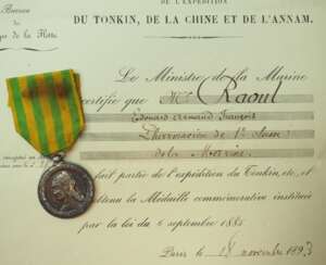 Frankreich: Tonkin Medaille, mit Urkunde für einen Marine-Apotheker 1. Klasse.