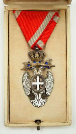 Serbien: Orden des Weißen Adler, 2. Modell (1903-1941), 4. Klasse mit Schwertern, im Etui. - фото 1