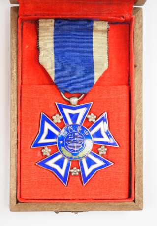 China: (Militär-) Verdienst-Medaille, 2. Klasse, im Etui. - фото 3