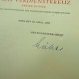 BRD: Bundesverdienstorden, 1. Klasse Urkunde für den Landgerichtspräsidenten a.D. Dr. F.Q. aus Hildesheim. - фото 2