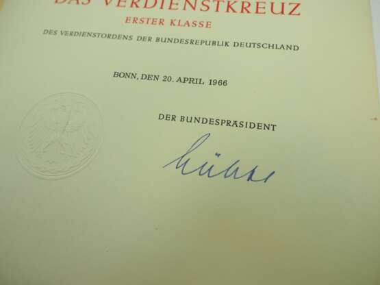 BRD: Bundesverdienstorden, 1. Klasse Urkunde für den Landgerichtspräsidenten a.D. Dr. F.Q. aus Hildesheim. - фото 2