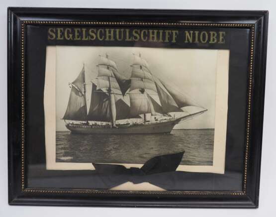 Reichsmarine: Segelschulschiff Niobe, Mützenband und Foto. - photo 1