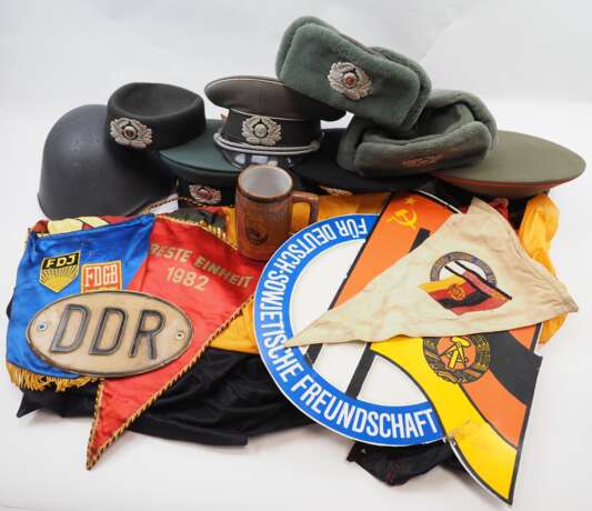 DDR: Lot Militaria. - photo 1