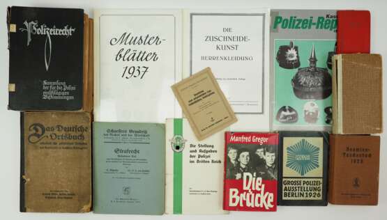 Lot Polizei-Literatur. - Foto 1