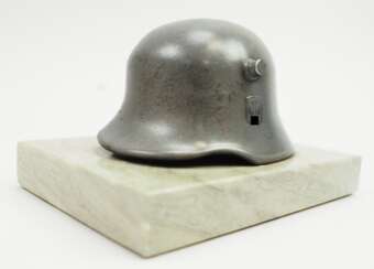 Wehrmacht: Stahlhelm M16 Schreibtischdekoration.