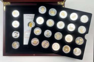 BRD: Sammlung von 24 Euro Gedenkmünzen aus SILBER mit Feingoldauflage, in Sammelbox.