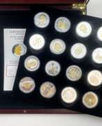 Übersicht. BRD: Sammlung von 24 Euro Gedenkmünzen aus SILBER mit Feingoldauflage, in Sammelbox.