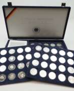 Übersicht. BRD: Sammlung von 60 Euro SILBER Gedenkmünzen, in Sammelbox.