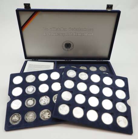 BRD: Sammlung von 60 Euro SILBER Gedenkmünzen, in Sammelbox. - фото 1