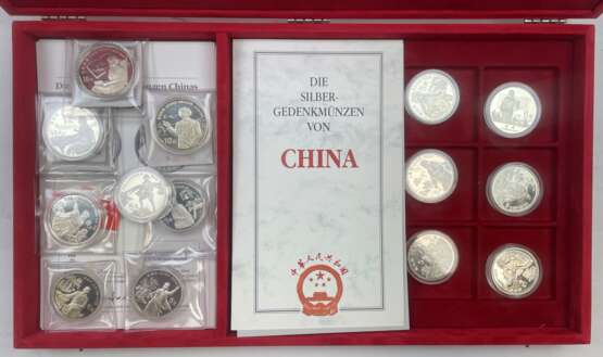 China: Satz SILBER Gedenkmünzen zu 10 und 5 Yuan - in Sammelbox. - Foto 1