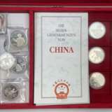 China: Satz SILBER Gedenkmünzen zu 10 und 5 Yuan - in Sammelbox. - Foto 1