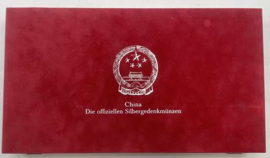 China: Satz SILBER Gedenkmünzen zu 10 und 5 Yuan - in Sammelbox. - Foto 2