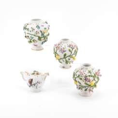 Meissen. Drei Potpourri-Vasen und ein Teekännchen mit Schmetterlingsdekor
