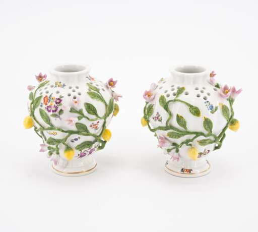 Meissen. Drei Potpourri-Vasen und ein Teekännchen mit Schmetterlingsdekor - photo 2
