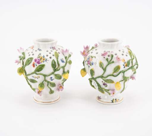 Meissen. Drei Potpourri-Vasen und ein Teekännchen mit Schmetterlingsdekor - Foto 3