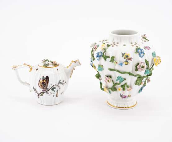 Meissen. Drei Potpourri-Vasen und ein Teekännchen mit Schmetterlingsdekor - фото 6