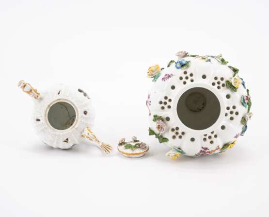 Meissen. Drei Potpourri-Vasen und ein Teekännchen mit Schmetterlingsdekor - фото 8