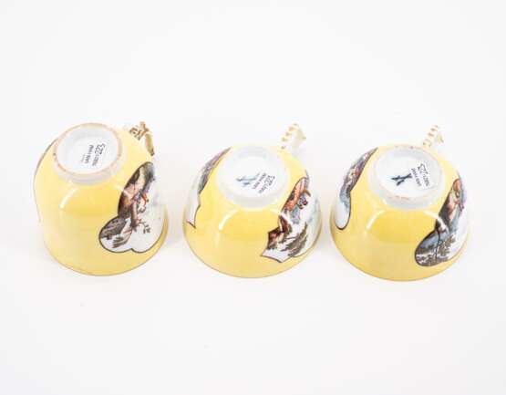 Meissen. Drei Tassen und Untertassen mit Gelbfond und Kauffahrteiszenen - фото 7